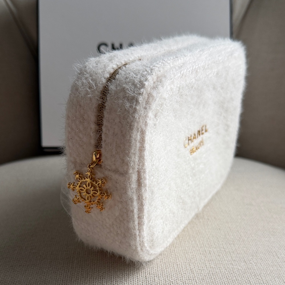 CHANEL Cream Bouclé Cosmetic Pouch with Gold Logo - Picture 4 of 8